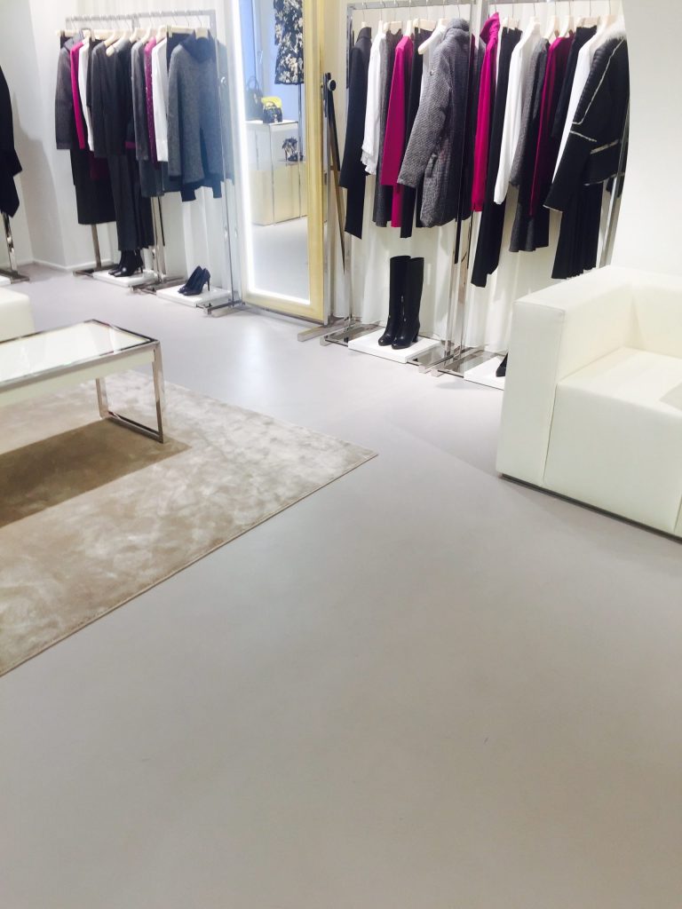 Pavimento-in-Ecomalta-Oltremateria-grigio-cemento-chiaro-1-scaled