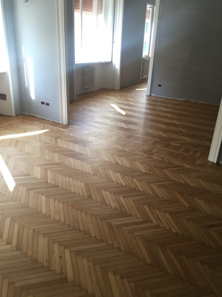 Pavimento-in-Rovere-effetto-Naturale-posa-spina-Italianacon-fascia-e-bindello-1-scaled