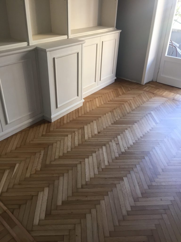 Pavimento-in-Rovere-effetto-Naturale-posa-spina-Italianacon-fascia-e-bindello-4-1-scaled