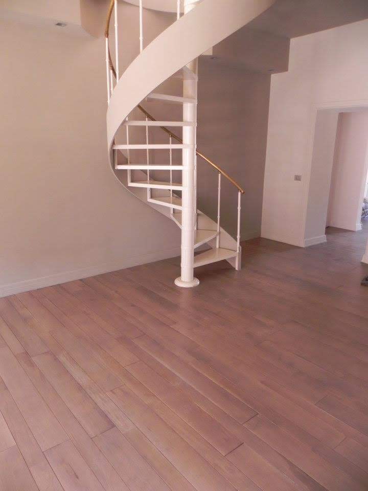 Pavimento-in-a-doghe-di-Rovere-massello-Verniciatura-ad-acqua-grigio-tortora-6