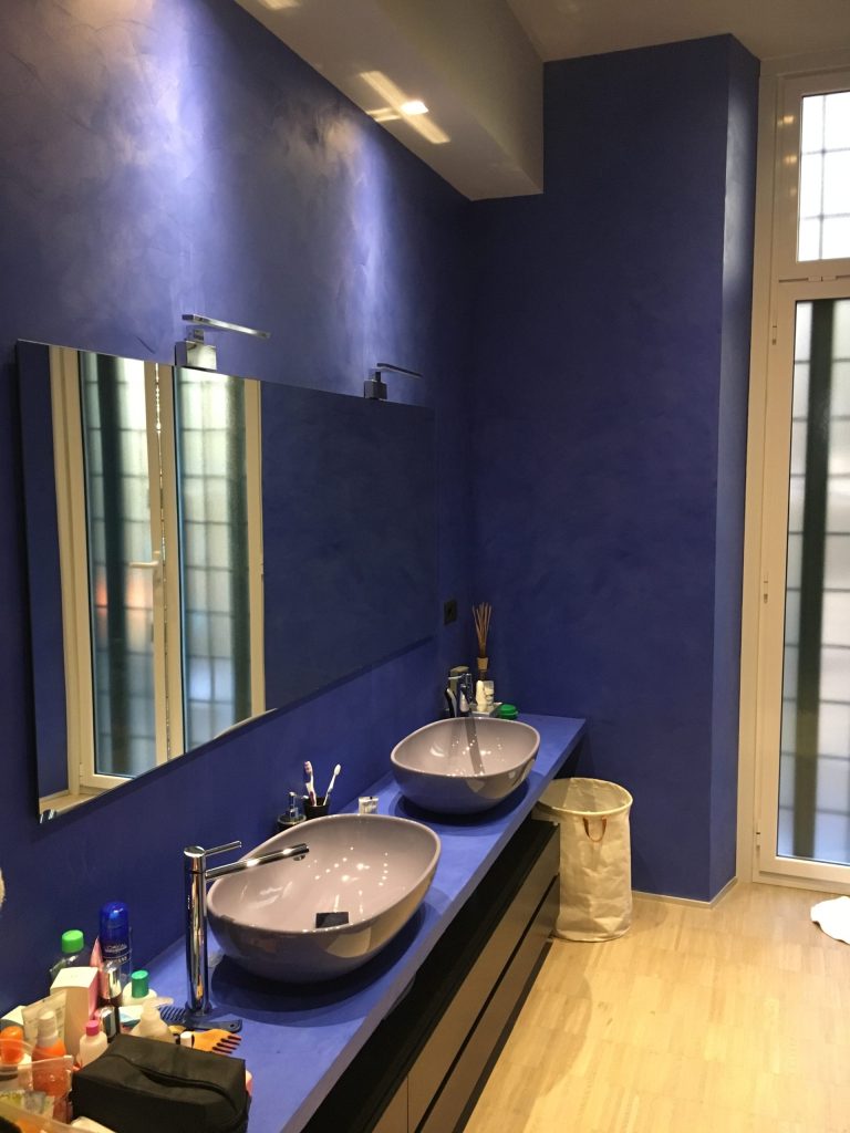 Rivestimento-in-Ecomalta-Oltremateria-terre-colorate-Blu-oltremare-2-1-scaled