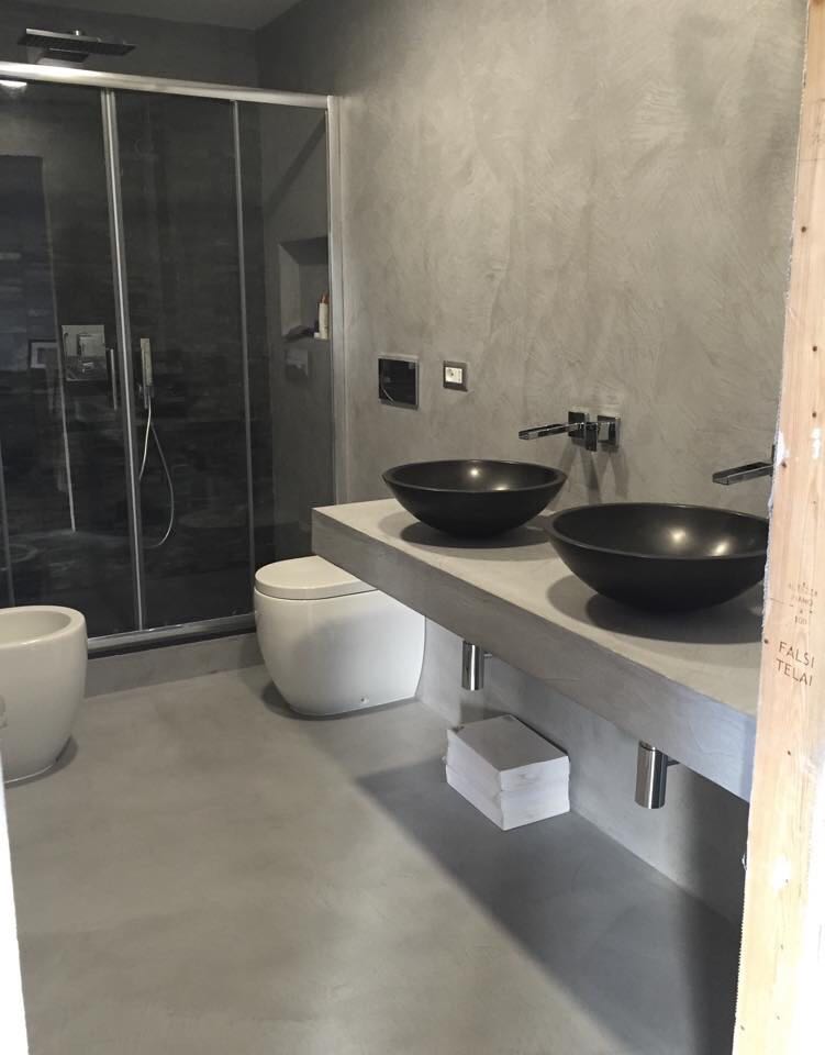 Rivestimento-pavimento-e-pareti-in-Mocrocemento-materico-grigio-argento-2